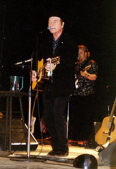 Stompin' Tom Connors performing